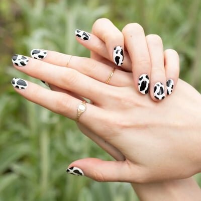 unghie muccate bianche e nere